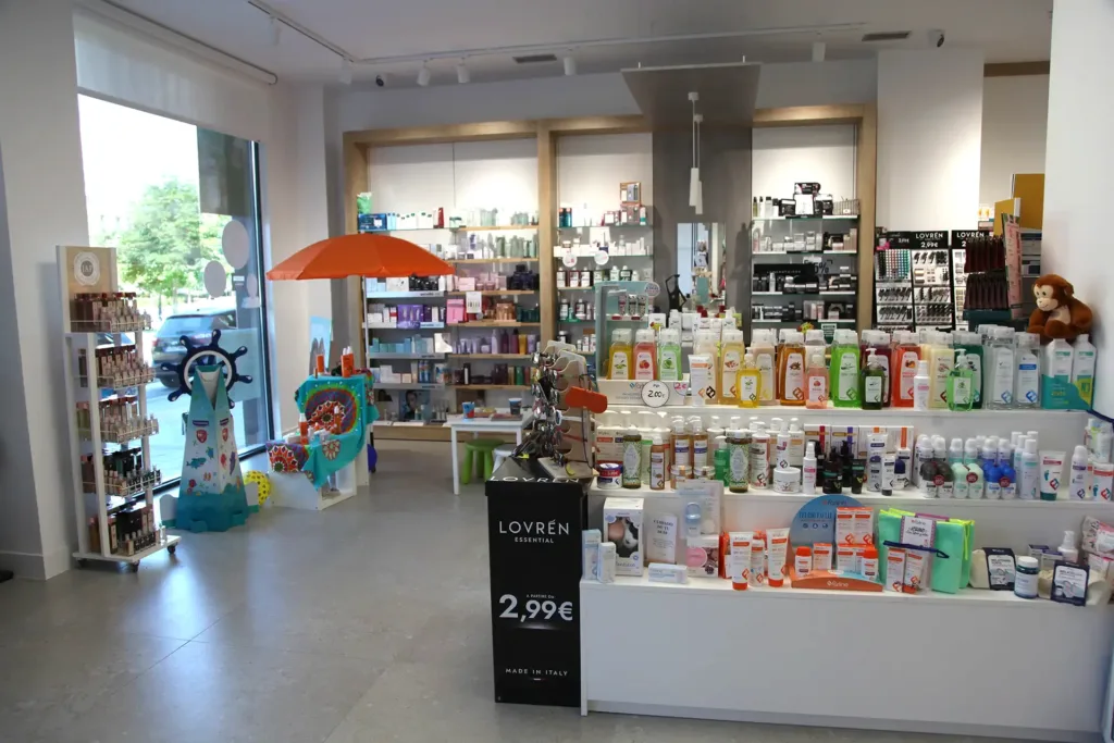 Estanterías con productos de farmacia y parafarmacia en Farmacia Alcaparra