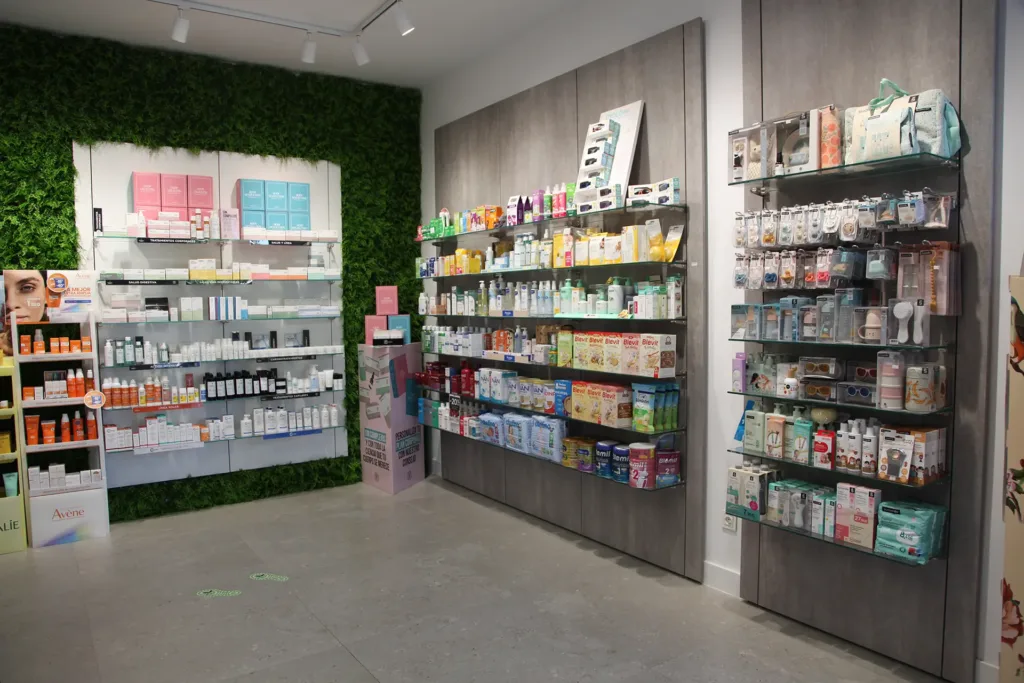 Interior de Farmacia Alcaparra con estanterías y productos
